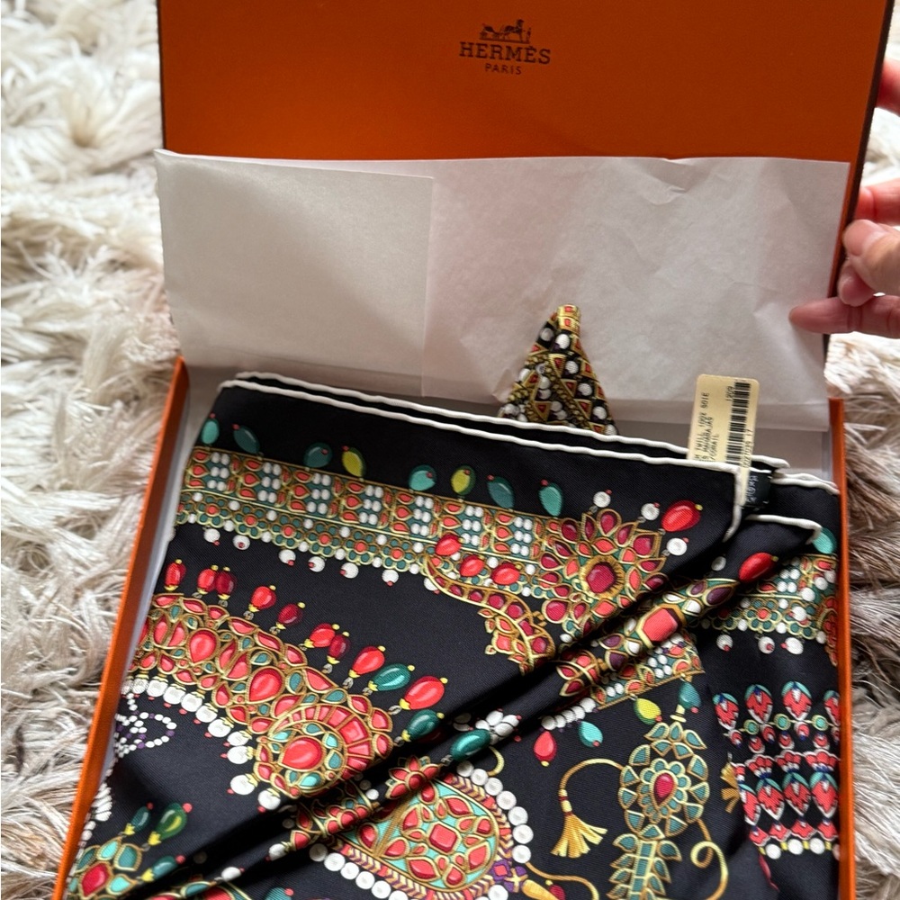 Hermès Brand New Authentic 90 100% Silk Scarf - Picture 8 of 9
